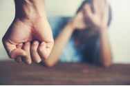Bătrâna mamă s-a înarmat cu un ceaun şi s-a dus să-şi salveze fiica