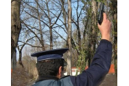 Poliţişti atacați cu toporul. Agresorul, rănit cu focuri de armă!