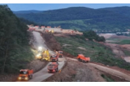 Imagini extrem de spectaculoase pe autostradă: Umbrărescu efectiv mută cu totul un deal