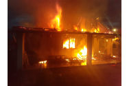 A privit nepăsător cum îi arde patul de la ţigara aruncată