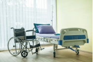 Scaune cu rotile electrice vs. scaune cu rotile manuale: avantaje și dezavantaje