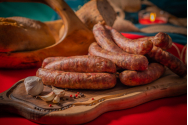 Delicii afumate. O incursiune în istoria cârnaților