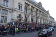 Susținătorii lui Călin Georgescu, protest spontan pe treptele Curții de Apel București: 'Vrem să votăm în turul 2 / Poporul decide, nu corupții'