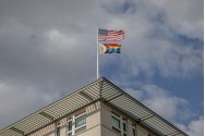 Schimare importantă - Administrația Trump interzice steagurile LGBT la ambasade și consulate