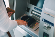 Ce tastă trebuie apăsată după ce scoți bani de la bancomat. Doar așa poți evita fraudele