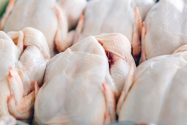 România produce suficientă carne de pui pentru consumul intern, dar importă masiv carne de porc