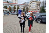 Bebelușul aruncat de mamă în toaleta din curte, externat și trimis la Mureș