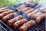 Mititeii românești. Povestea savuroasă a celor mai iubiți mici la grătar, simbol al grătarelor de 1 Mai