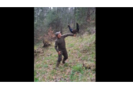 Prietenia incredibilă dintre un sucevean și un cocoș de munte, specie care nu suportă omul. Se revăd bucuroși, an de an