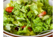 De ce trebuie să pui sarea și oțetul, prima dată, în salată și apoi uleiul. Secretul genial pe care nu-l știai