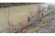 A doua mașină căzută de pe platformă în Olt, găsită de pompieri
