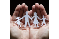 Anual, în Moldova sunt adoptați aproape o sută de copii. Specialiştii spun că cifra este mică pentru ţara noastră  
