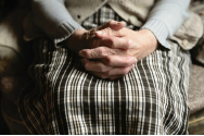 Italia. O badantă româncă judecată după ce ar fi maltratat bătrâna pe care o îngrijea
