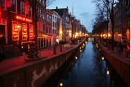 COZI LA MAGAZINELE DE IARBĂ DUPĂ ÎNCHIDEREA CARTIERULUI ROȘU DIN AMSTERDAM