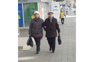 Zeci de bătrâni continuă să sfideze restricţiile de circulaţie