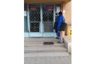 Mii de covorașe dezinfectante montate în scările de bloc 