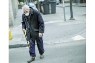 Bătrânii ar putea rămâne izolaţi la domiciliu până la toamnă!