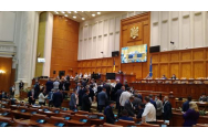Senator USR arată cum e încălcată distanţarea socială în Parlament: 'Eu înţeleg de ce oamenii sunt dezamăgiţi de politicieni'