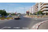 O femeie cu un bolid de lux a distrus un sens giratoriu la Mamaia și s-a oprit într-un bloc