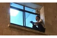 Un tânăr n-a vrut să-și lase mama să moară singură în spital și s-a cățărat zilnic două etaje până la fereastra ei. Femeia avea Covid