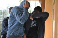 Doi spărgători specializaţi de electrocasnice şi covoare au ajuns în arest