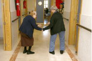 Se golesc căminele de bătrâni...