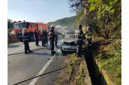 Două persoane au murit după ce mașina în care se aflau a intrat în coliziune cu un TIR, iar mai apoi a luat foc